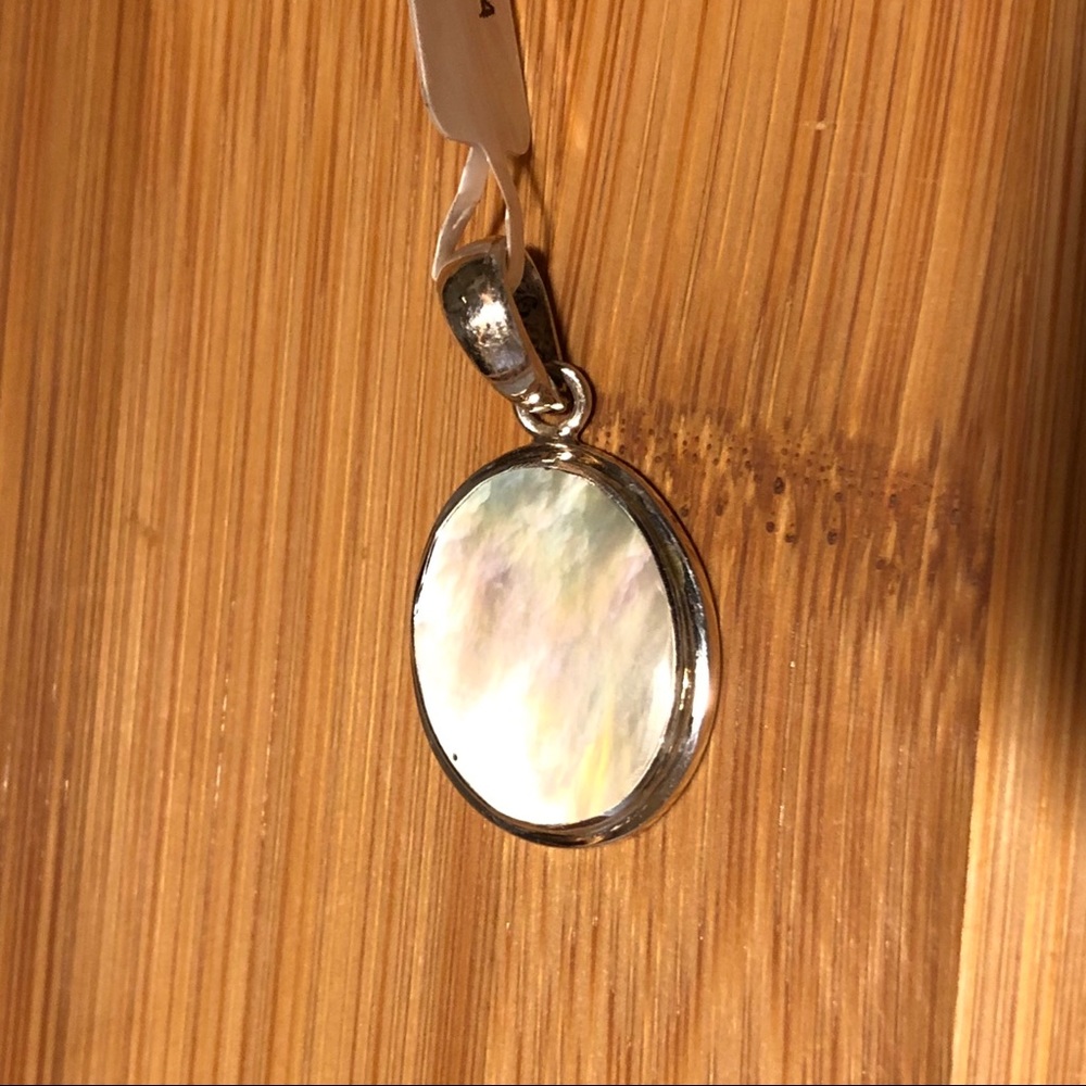 Dainty feminine mother of pearl set in .925 sterling silver pendant - Picture 5 of 8